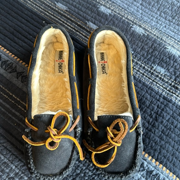 Minnetonka Suede Slippers. Size 8.  Great Condition - Picture 2 of 12